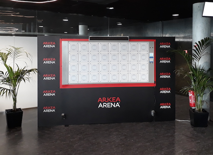 Mur digital à l'image de l'Arkea Arena placé dans un couloir du stade