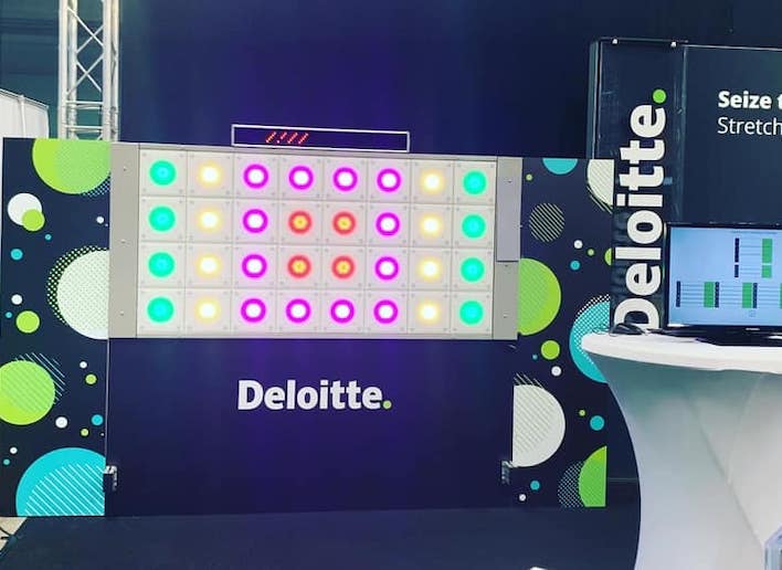 Mur digital à l'image de la marque Deloitte lors d'un salon événementiel