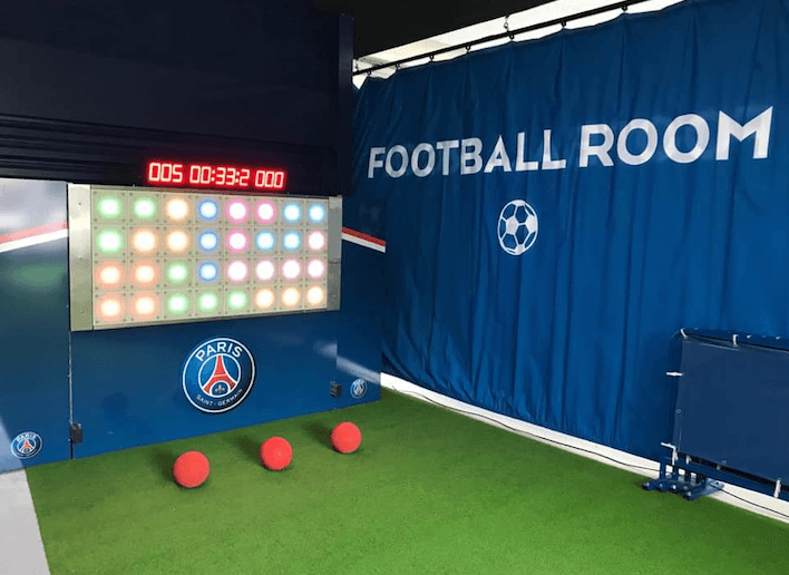 Trois ballons rouges placés au pied du mur digital à l'image du Paris Saint Germain