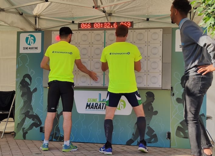 Deux hommes jouant au mur digital lors du marathon de Rouen