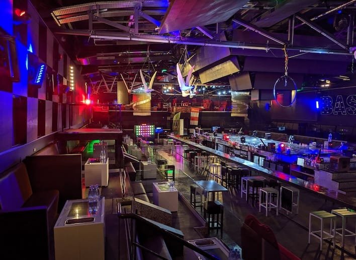 Discothèque vide avec un mur digital au fond de la salle