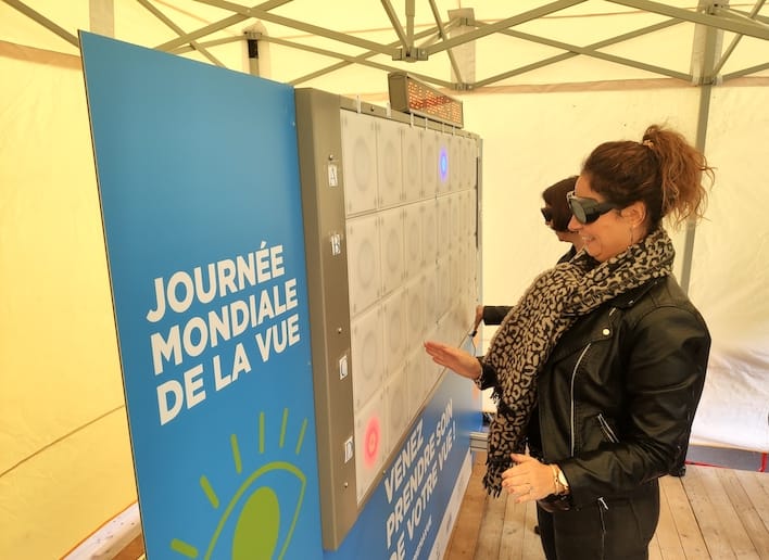 Deux femmes jouant au mur digital avec des masques