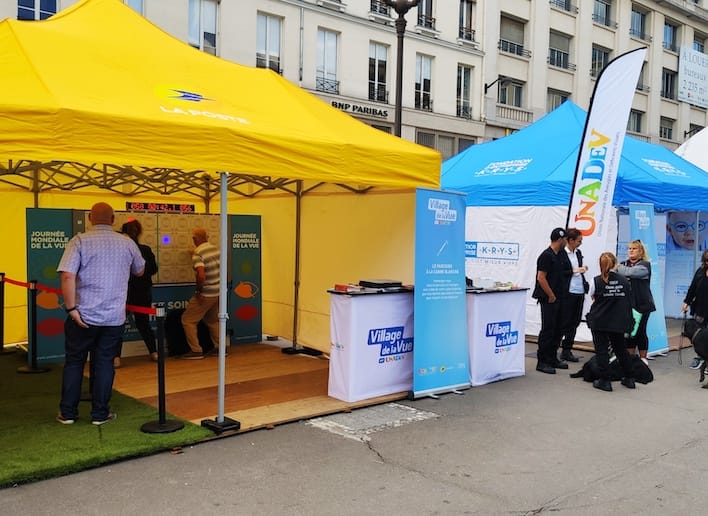 mur digital sous la tente de la poste lors d'un événement