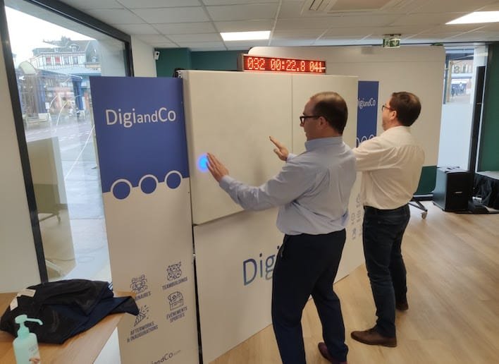 Deux personnes jouant au mur digital