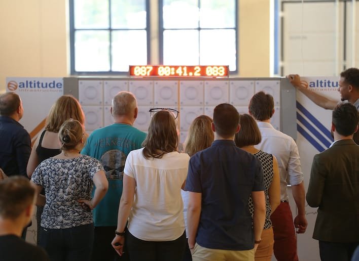 Groupe de douze personnes face au mur digital